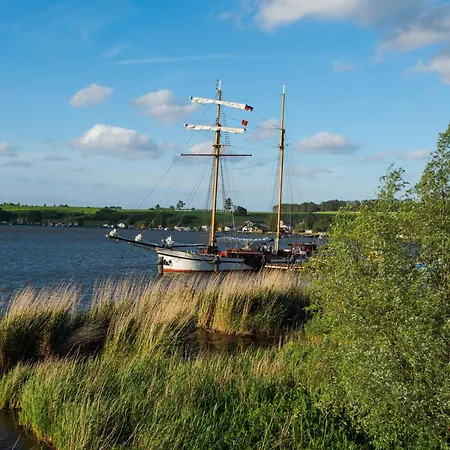 Segelschiff Weisse Dune Botel *